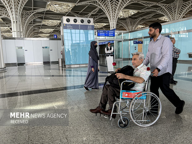 کاروان جانبازان دفاع مقدس پس از ورود به سرزمین وحی مورد استقبال اعضای بعثه مقام معظم رهبری قرار گرفتند