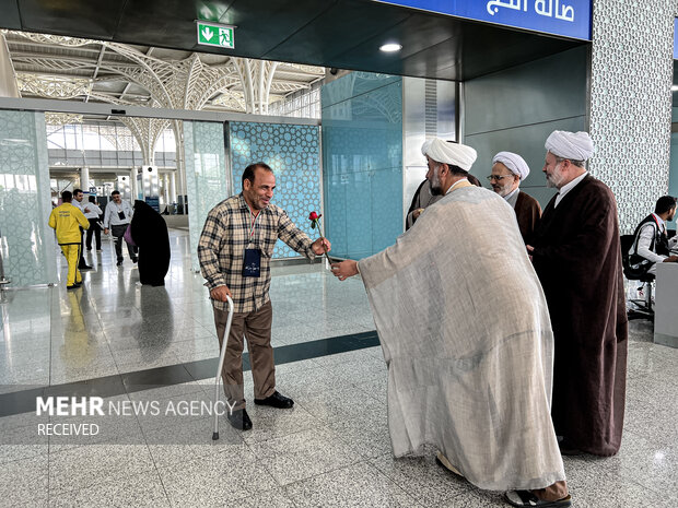 کاروان جانبازان دفاع مقدس پس از ورود به سرزمین وحی مورد استقبال اعضای بعثه مقام معظم رهبری قرار گرفتند