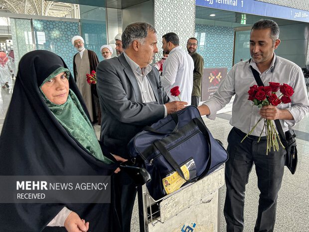 کاروان جانبازان دفاع مقدس پس از ورود به سرزمین وحی مورد استقبال اعضای بعثه مقام معظم رهبری قرار گرفتند