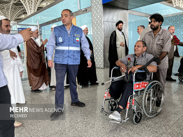 کاروان جانبازان دفاع مقدس پس از ورود به سرزمین وحی مورد استقبال اعضای بعثه مقام معظم رهبری قرار گرفتند