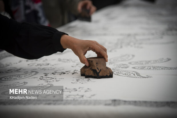 تداوم حیات نقوش آبی رنگ مینا در سینه اصفهان