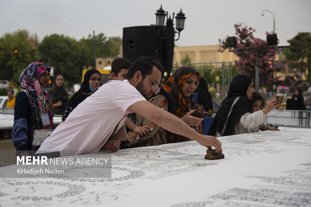 رویداد چاپ بزرگترین پرده قلمکار به دست اهالی اصفهان