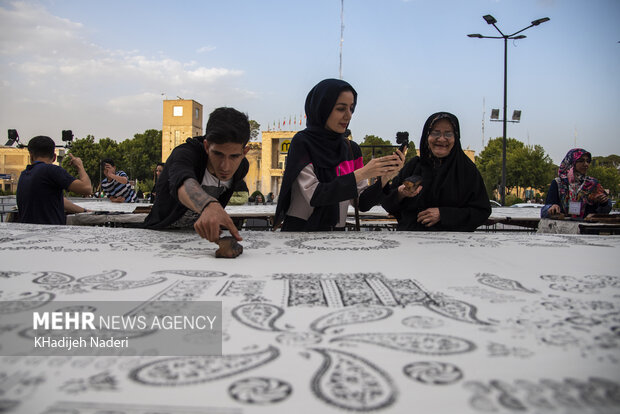 تداوم حیات نقوش آبی رنگ مینا در سینه اصفهان