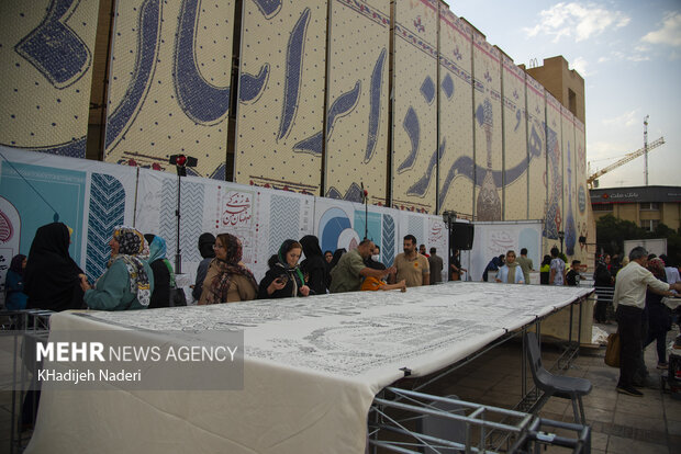 رویداد چاپ بزرگترین پرده قلمکار به دست اهالی اصفهان