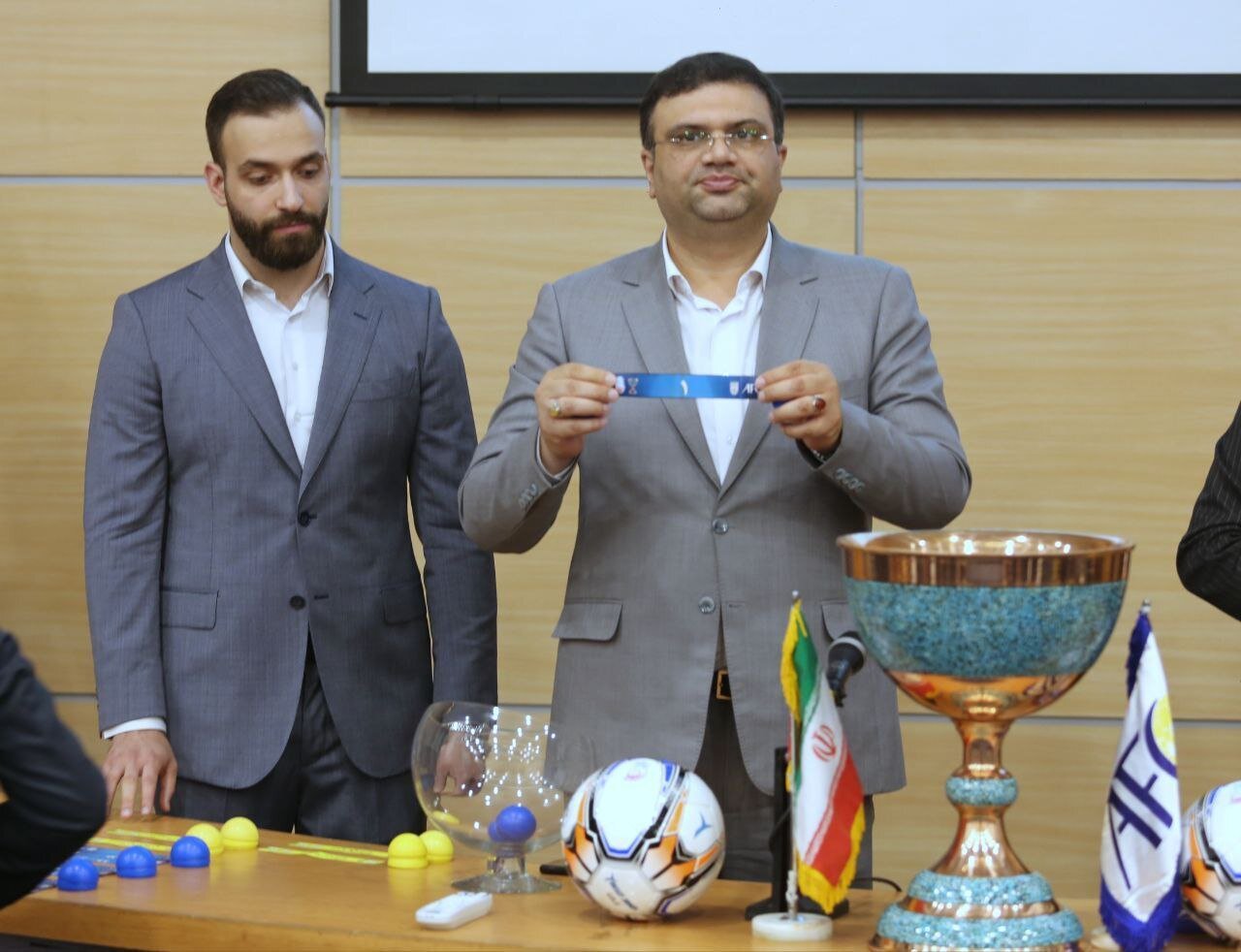 لیگ برتر فوتسال قرعه کشی شد / وعده تاج برای حضور بانوان در سالن 2