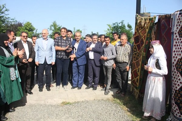 گلیم بافی عنبران محله آستارا در حد کلاس جهانی