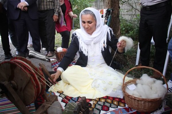 گلیم بافی عنبران محله آستارا در حد کلاس جهانی