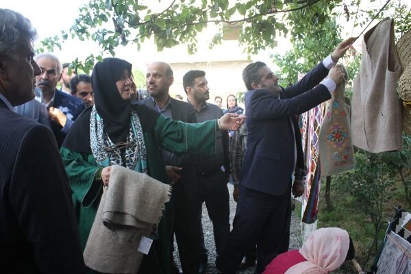 گلیم بافی عنبران محله آستارا در حد کلاس جهانی