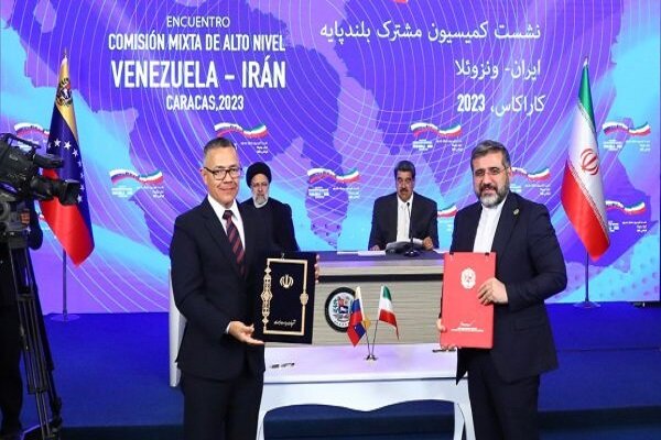 توقيع 19 وثيقة تعاون بين إيران وفنزويلا بحضور رئيسي البلدين