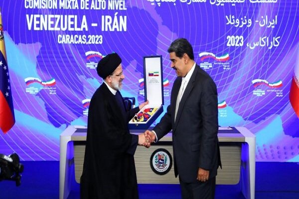مادورو يمنح الرئيس الإيراني وسام الوطني الفنزويلي