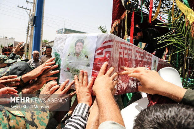 ازدحام مردم در مراسم تشییع شهید محمد قنبری