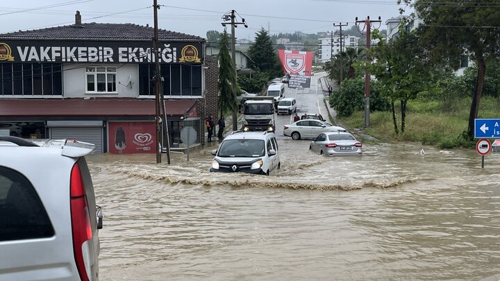 Torrential rain causes severe flooding in Turkey's Samsun