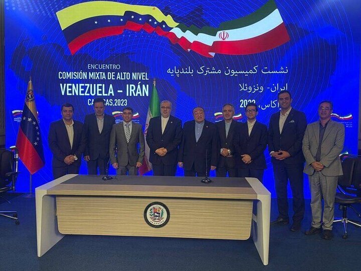 إيران وفنزويلا توقعان اتفاقیات تعاون في مجال تطوير الحقول والمحطات النفطية