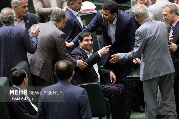 محمد مخبر معاون اول رئیس جمهور در جلسه رای اعتماد وزیر پیشنهادی صنعت، معدن و تجارت  در مجلس شورای اسلامی حضور دارد