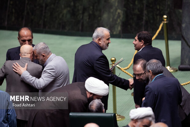 عباس علی‌آبادی وزیر وزیر پیشنهادی صنعت، معدن و تجارت درحال گفتگو با محمد مخبر معاون اول رئیس جمهور در جلسه رای اعتماد وزیر پیشنهادی صنعت، معدن و تجارت است