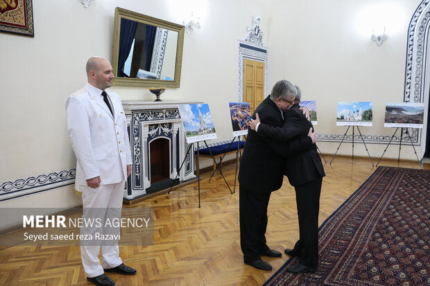  الکسی ددوف سفیر روسیه در حال استقبال از مهمانان مراسم روز ملی روسیه در سفارت این کشور در تهران است