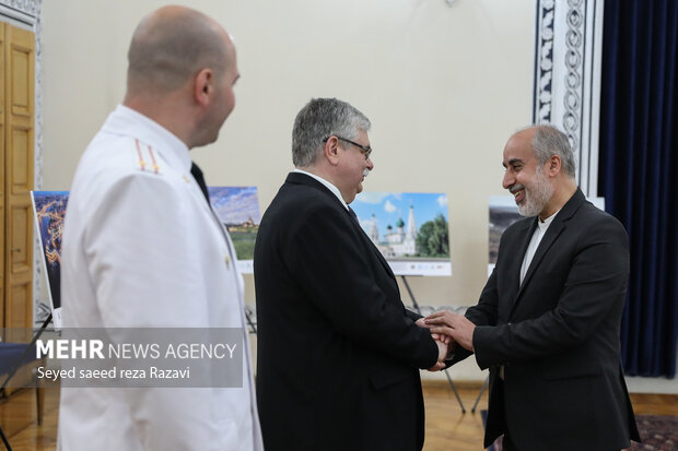 ناصر کنعانی سخنگوی وزارت خارجه در حال گفتگو با الکسی ددوف سفیر روسیه در تهران در مراسم روز ملی روسیه است