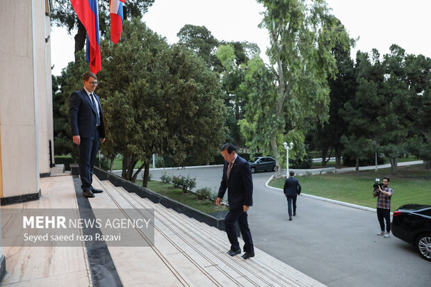 چانگ هوآ سفیر چین در تهران در حال ورود به مراسم روز ملی روسیه است