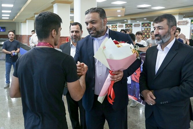 مدالآور کشتی بوشهر در مسابقات آسیایی مورد استقبال قرار گرفت مدالآور کشتی بوشهر در مسابقات آسیایی مورد استقبال قرار گرفت