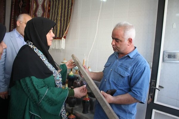 گلیم بافی عنبران محله آستارا در حد کلاس جهانی