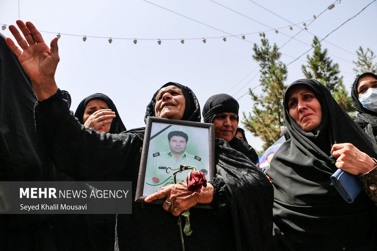 تشییع شهدای مدافع امنیت از ایذه تازرندیه/روایت مردمی که قدرشناسند