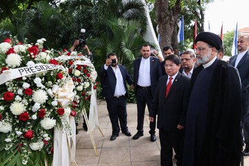 صدر رئیسی نے نکاراگوا میں قومی رہنماؤں کی قبر پر پھولوں کی چادر چڑھائی