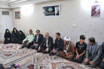 حضور وزیر کشور در منزل شهید مرزبان «محمد مهدی احمدی»