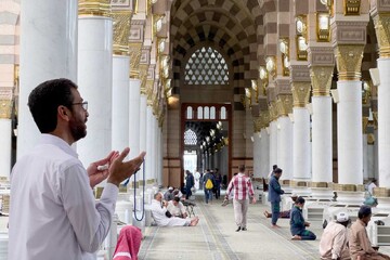 تصاویری از حضور زائران ایرانی در مدینه النبی و مناجات با خدا