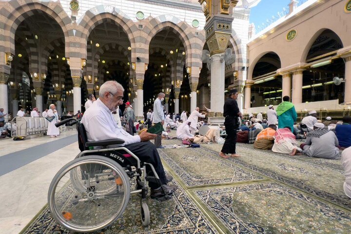 تصاویری از حضور زائران ایرانی در مدینه النبی و مناجات با خدا 