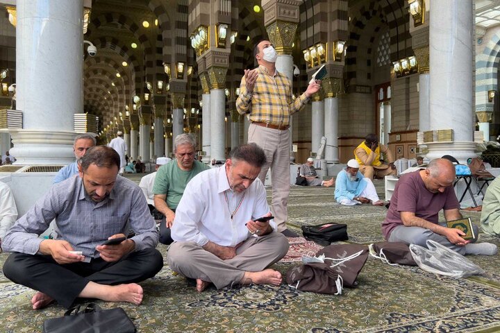 تصاویری از حضور زائران ایرانی در مدینه النبی و مناجات با خدا 