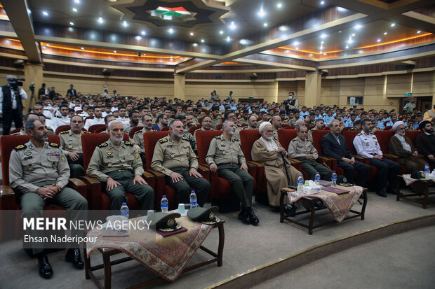 سرلشکر سیدعبدالرحیم موسوی فرمانده کل ارتش ،سرتیپ کیومرث حیدری فرمانده نیروی زمینی ارتش و امیر علی مهدوی فرمانده دانشگاه افسری امام علی در مراسم اعطای نشان فداکاری حضور دارند