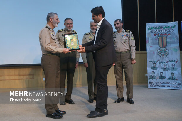 سرلشکر سیدعبدالرحیم موسوی فرمانده کل ارتش نشان فداکاری را به خانواده شهدا اعطا می کند