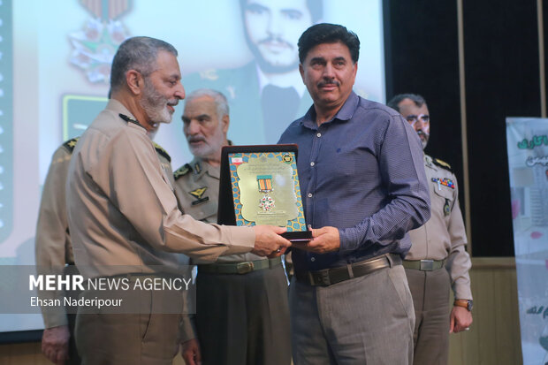 سرلشکر سیدعبدالرحیم موسوی فرمانده کل ارتش نشان فداکاری را به خانواده شهدا اعطا می کند