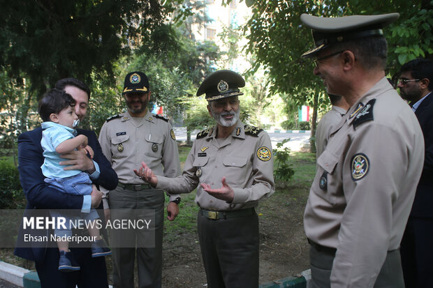 سرلشکر سیدعبدالرحیم موسوی فرمانده کل ارتش در حال گفت و گو با افسران است