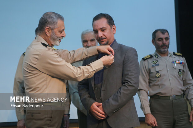 سرلشکر سیدعبدالرحیم موسوی فرمانده کل ارتش نشان فداکاری را به خانواده شهدا اعطا می کند