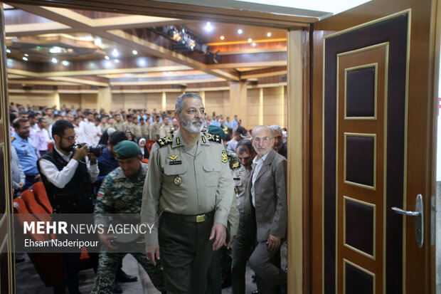 سرلشکر سیدعبدالرحیم موسوی فرمانده کل ارتش در مراسم اعطای نشان فداکاری حضور دارد