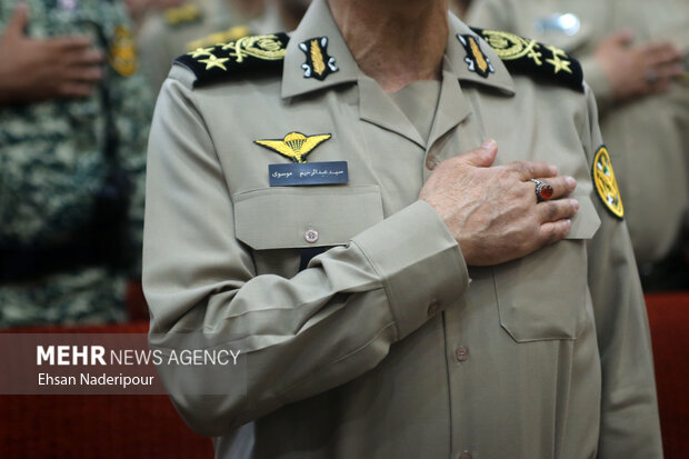 سرلشکر سیدعبدالرحیم موسوی فرمانده کل ارتش به سرود ملی احترام میگذارد