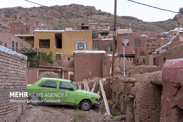 ابیانه نگینی سرخ در دل کویر 12