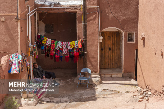 ابیانه نگینی سرخ در دل کویر 30