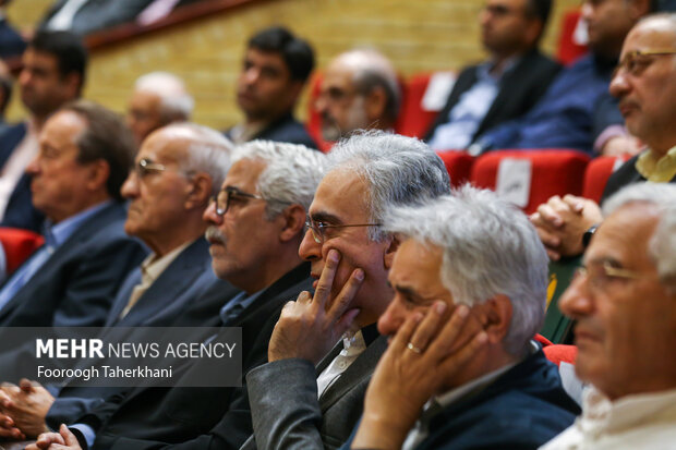 مفاخر و مشاهیر، ستونهای خیمه هر جامعه هستند