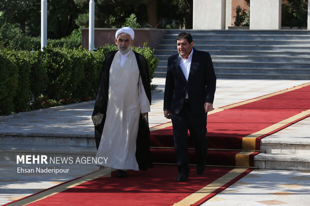 محمد مخبر معاون اول رئیس جمهور در مراسم استقبال از رییس جمهور در بازگشت از امریکای لاتین حضور دارد