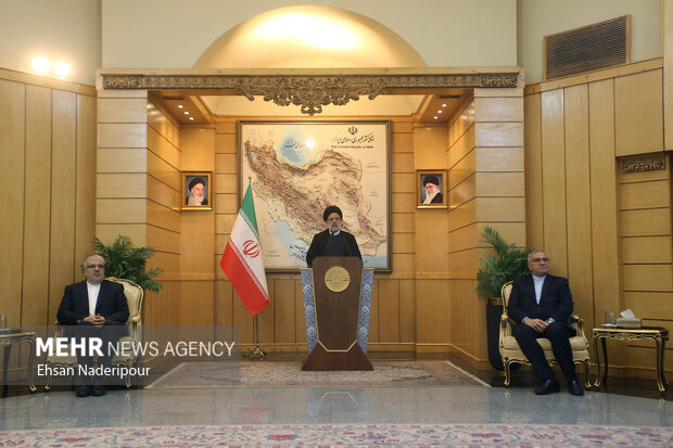 حجت الاسلام سید ابراهیم رییسی، رئیس جمهور، 
 در حال تشریح سفر خود به امریکای لاتین در مراسم استقبال است