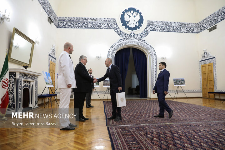 الکسی ددوف سفیر روسیه در حال استقبال از مهمانان مراسم روز ملی روسیه در سفارت این کشور در تهران است