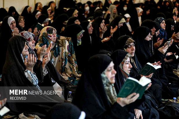 مراسم پرفیض دعای کمیل در مدینه منوره با حضور جمعی از زائران بیت الله الحرام در بعثه مقام معظم رهبری برگزار شد.