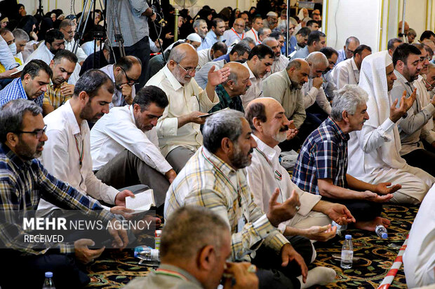 مراسم پرفیض دعای کمیل در مدینه منوره با حضور جمعی از زائران بیت الله الحرام در بعثه مقام معظم رهبری برگزار شد.