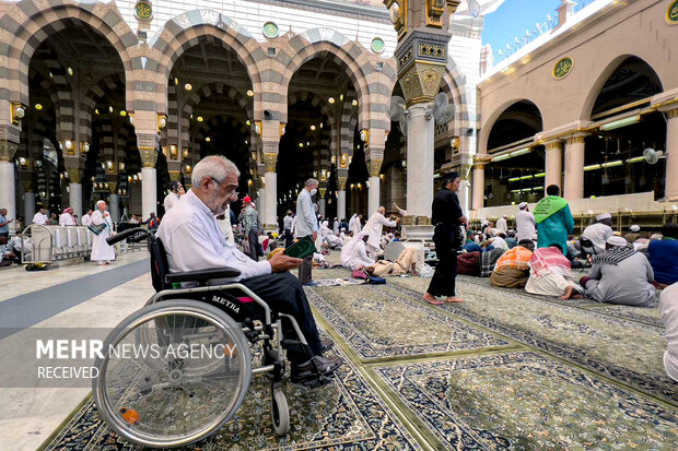 در این گزارش حال و هوای زائران ایرانی در حرم مطهر نبوی را در ایام حج تمتع مشاهده می کنید
