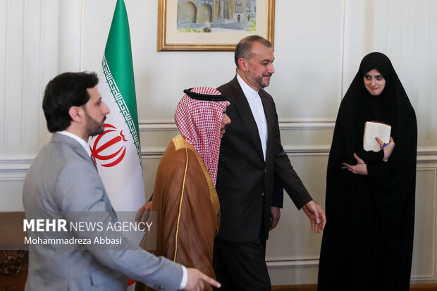 حسین امیر عبداللهیان وزیر امور خارجه ایران و  فیصل بن فرحان، وزیر خارجه عربستان پس از پایان  نشست خبری مشترک در حال ترک محل برگزاری نشست خبری مشترک وزرای خارجه ایران و عربستان  هستند