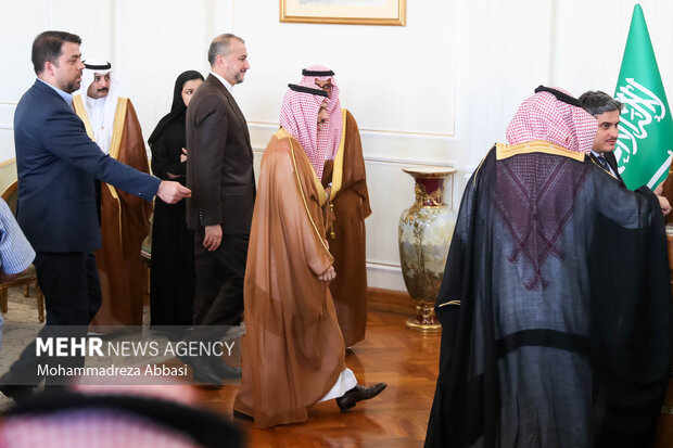 حسین امیر عبداللهیان وزیر امور خارجه ایران و  فیصل بن فرحان، وزیر خارجه عربستان در حال ورود به محل برگزاری نشست خبری مشترک هستند 
