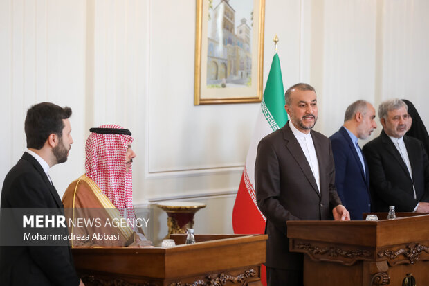 حسین امیر عبداللهیان وزیر امور خارجه ایران در حال سخنرانی و قرائت بیانیه در نشست خبری مشترک با فیصل بن فرحان، وزیر خارجه عربستان است 