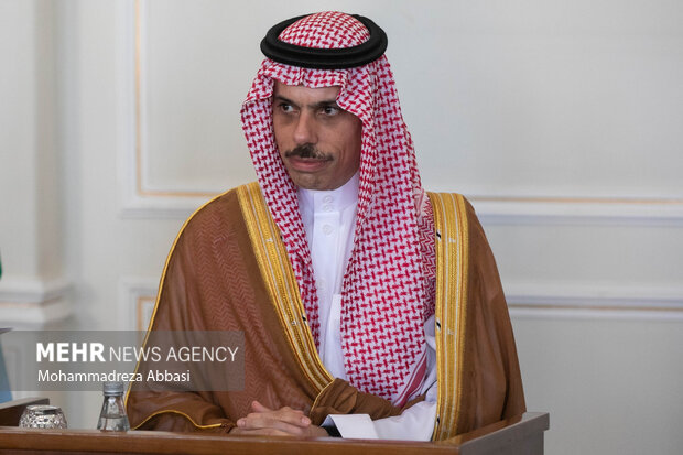 فیصل بن فرحان، وزیر خارجه عربستان در نشست خبری مشترک با حسین امیر عبداللهیان وزیر امور خارجه ایران حضور دارد